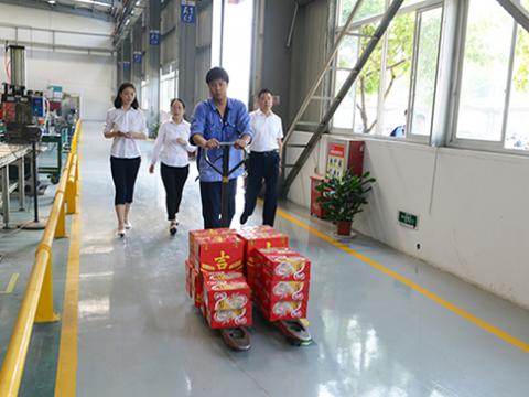 征途国际集团工会开展“夏日送清凉”活动